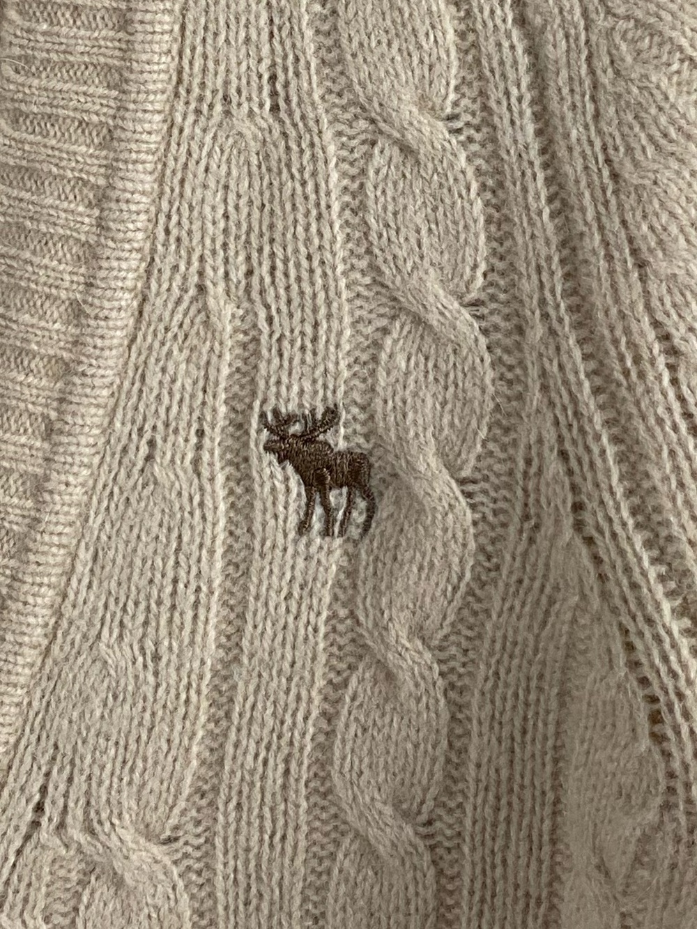 Abercrombie & Fitch Vintage Wool Blend Cable Knit V Neck Long Sleeve Sweater - Picture 11 of 15